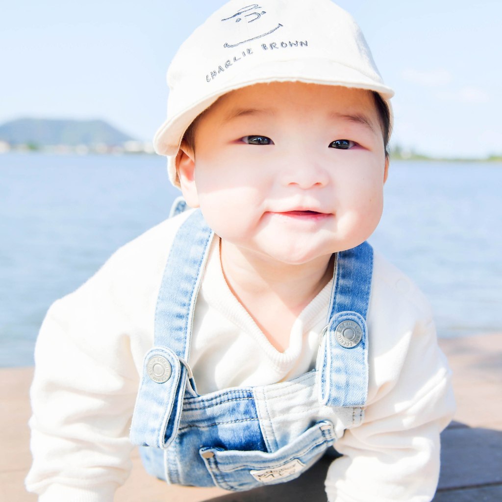 WAHAHA谷口写真事務所の鳥取でロケーション撮影する際に、家族の写真(お宮参り、七五三、マタニティ、バースディ、家族写真）をご案内するロケーション家族写真のジャンルの中の、お子様のロケーション記念写真をご案内している画像です。